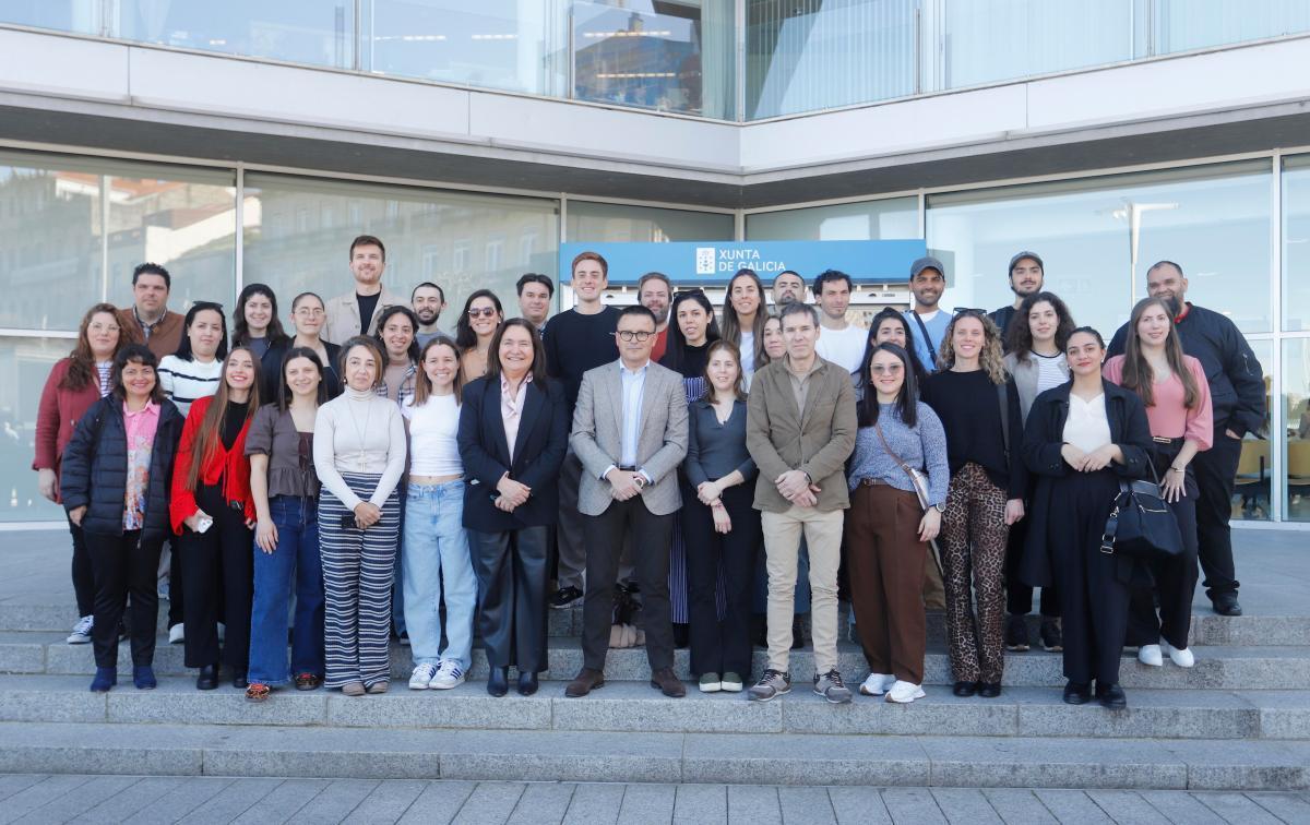 El conselleiro José González con alumnado del programa BEME de Vigo.