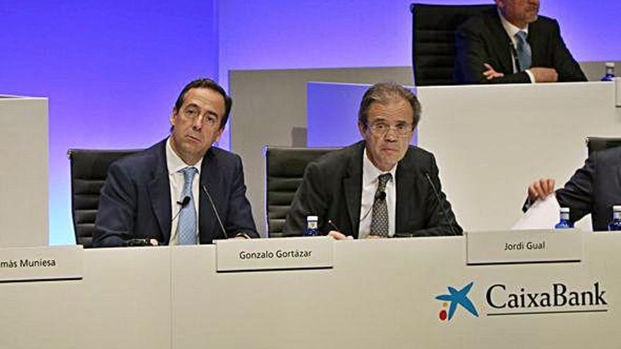 El president i conseller delegat de Caixabank, Jordi Gual i Gonzalo Gortázar, a la junta d&#039;ahir.