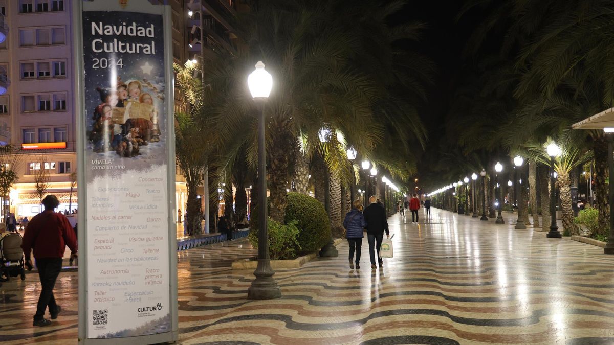 La Explanada, durante la tarde de ayer, sin elementos navideños, lejos de otros años como el belén y la bola gigante