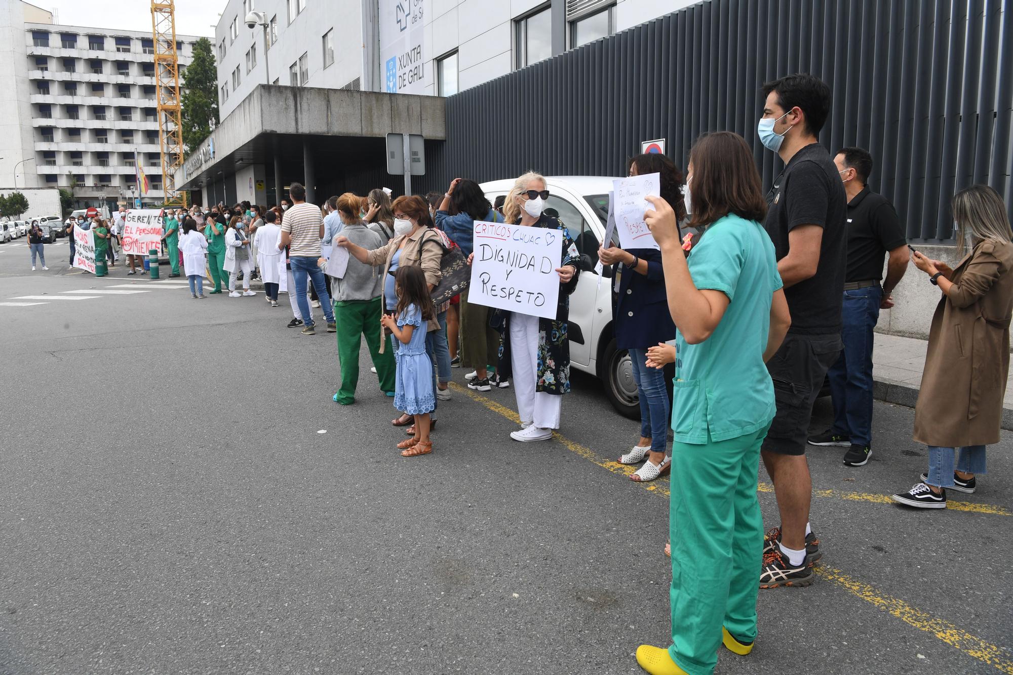 Protesta de trabajadores de las unidades de críticos del Hospital de A Coruña