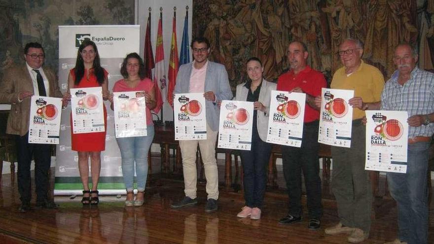 Autoridades, responsables de España-Duero y miembros de La Rondalla, presentan el aniversario.