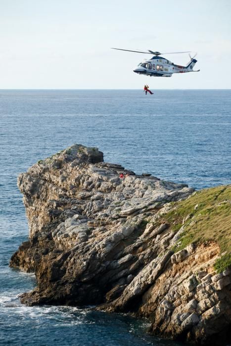 El helicóptero de Salvamento Marítimo rescata a un joven lesionado frente a La Providencia.