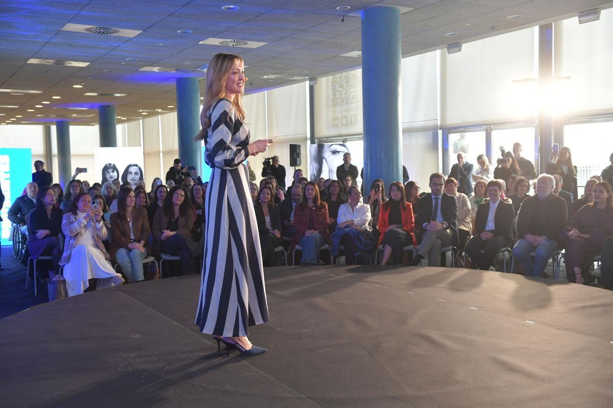 Profesionales como la productora Emma Lustres, la bombero forestal María Saco y la ingeniera Alba Meijide reivindican el deber de las empresas de dar visibilidad a las mujeres. Alfonso Rueda ve la lucha por la igualdad "inacabada" Profesionales como la productora Emma Lustres, la bombero forestal María Saco y la ingeniera Alba Meijide reivindican el deber de las empresas de dar visibilidad a las mujeres. Alfonso Rueda ve la lucha por la igualdad "inacabada"