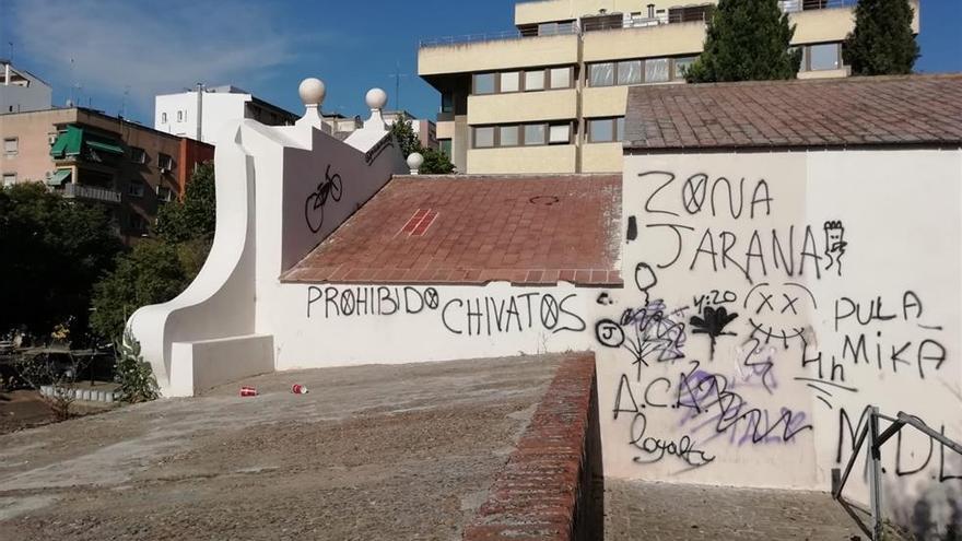 Los vándalos se ensañan con la Puerta del Pilar de Badajoz