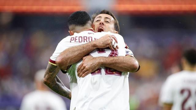 Pedro Porro i Mikel Oyarzabal, d’Espanya, celebren un dels gols contra França.