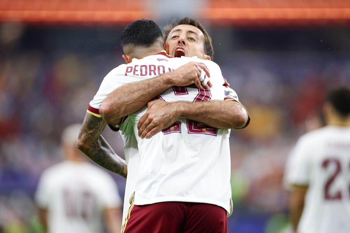 Pedro Porro y Mikel Oyarzabal de España celebran uno de los goles contra Francia.