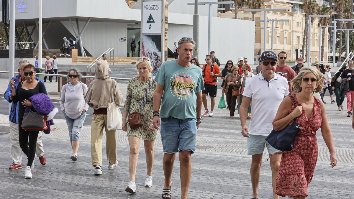 Turistas paseando por el Puerto de Alicante este 1 de noviembre.