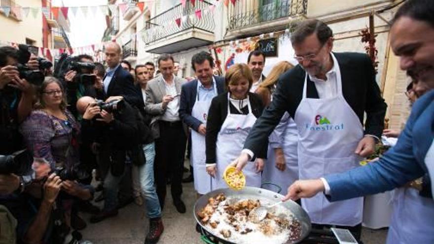 Una paella con arroz, carne y &quot;garbanzos&quot;