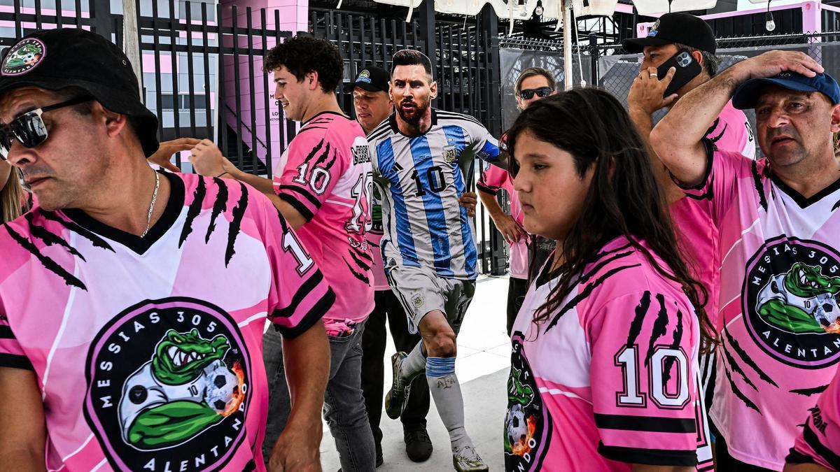 FILES-FBL-USA-ARGENTINA-MLS-MIAMI-MESSI Aficionados del Inter Miami esperan al crack en las puertas del estadio.