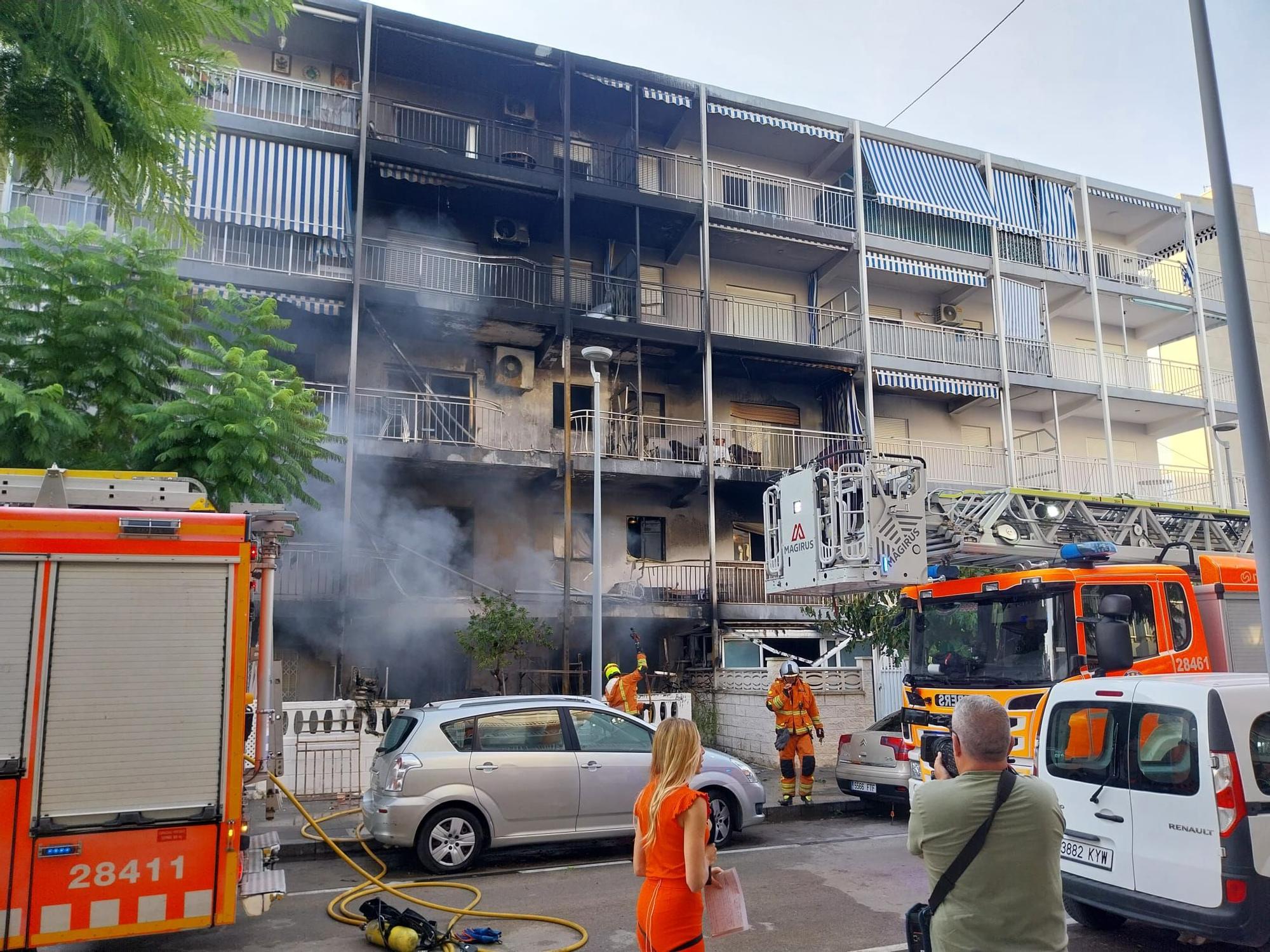 Así ha quedado el edificio incendiado en la playa de Gandia