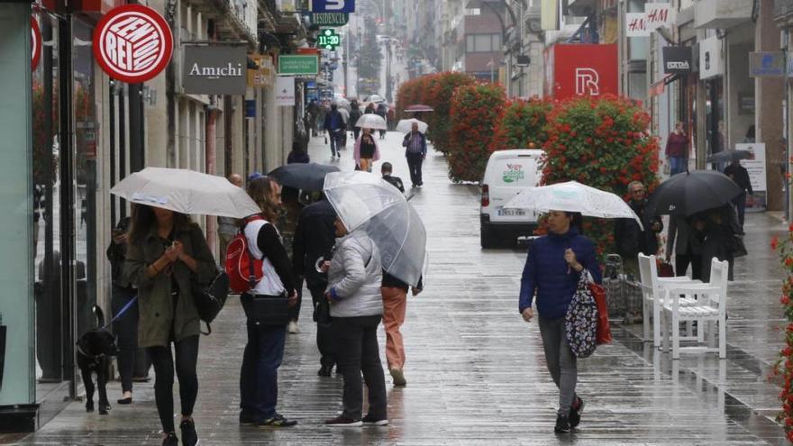 Viandantes se protegen de la lluvia, esta mañana en Príncipe // Ricardo Grobas