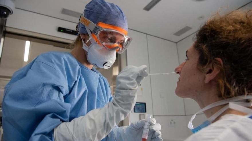 Pruebas de detección del coronavirus en el Hospital Clínic de Barcelona.