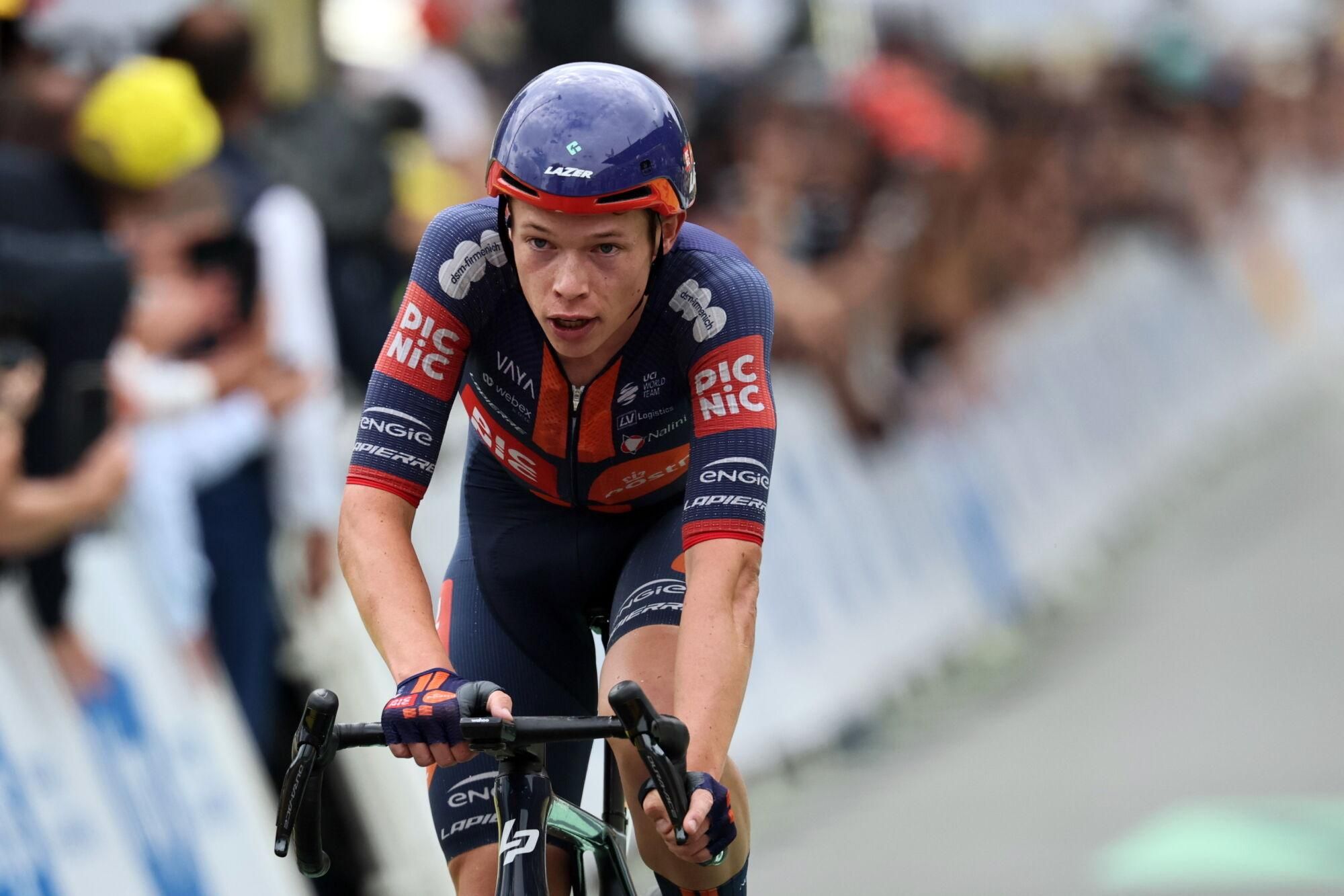 (France), 26/07/2025.- Dutch rider Frank Van Den Broek of Team Picnic PostNL in action during the 20th stage of the Tour de France cycling race over 184.2km from Nantua to Pontarlier, France, 26 July 2025. (Ciclismo, Francia) EFE/EPA/CHRISTOPHE PETIT TESSON