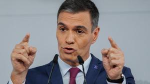 El presidente del Gobierno en funciones, Pedro Sánchez, ofrece una rueda de prensa tras reunirse con el Rey Felipe VI, en el Complejo de la Moncloa, a 3 de octubre de 2023, en Madrid (España). El secretario general del PSOE y presidente del Gobierno en fu