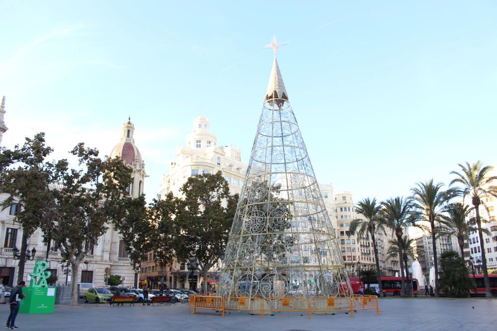 Montaje del árbol de navidad del ayuntamiento