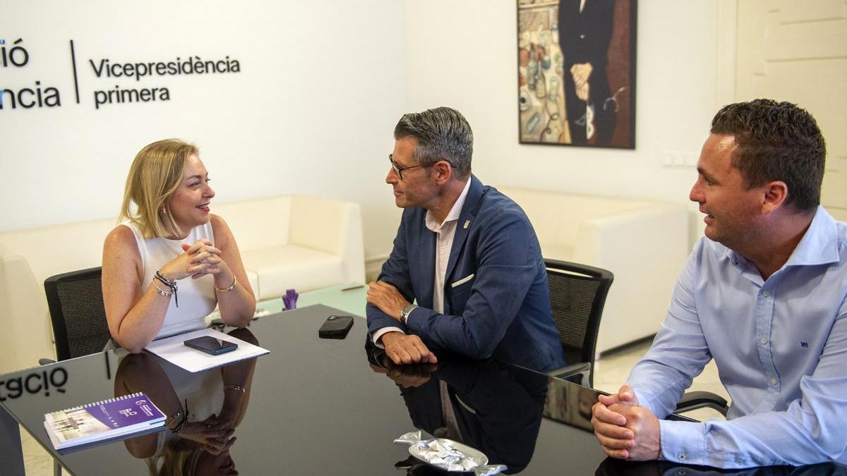 El alcalde de Almussafes, Toni González, y el concejal Jaime Wic, en la reunión con la vicepresidenta de la diputación, Natàlia Enguix.