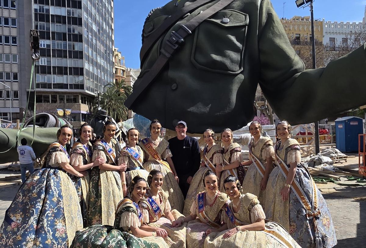 Fallera mayor y corte posan con Vicente Llácer y el cuerpo del Chaplin detrás