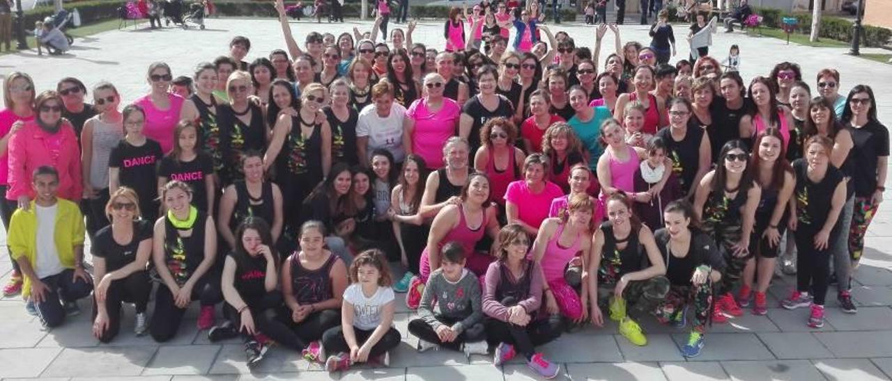 Participantes en la multitudinaria clase de zumba en Quartell.