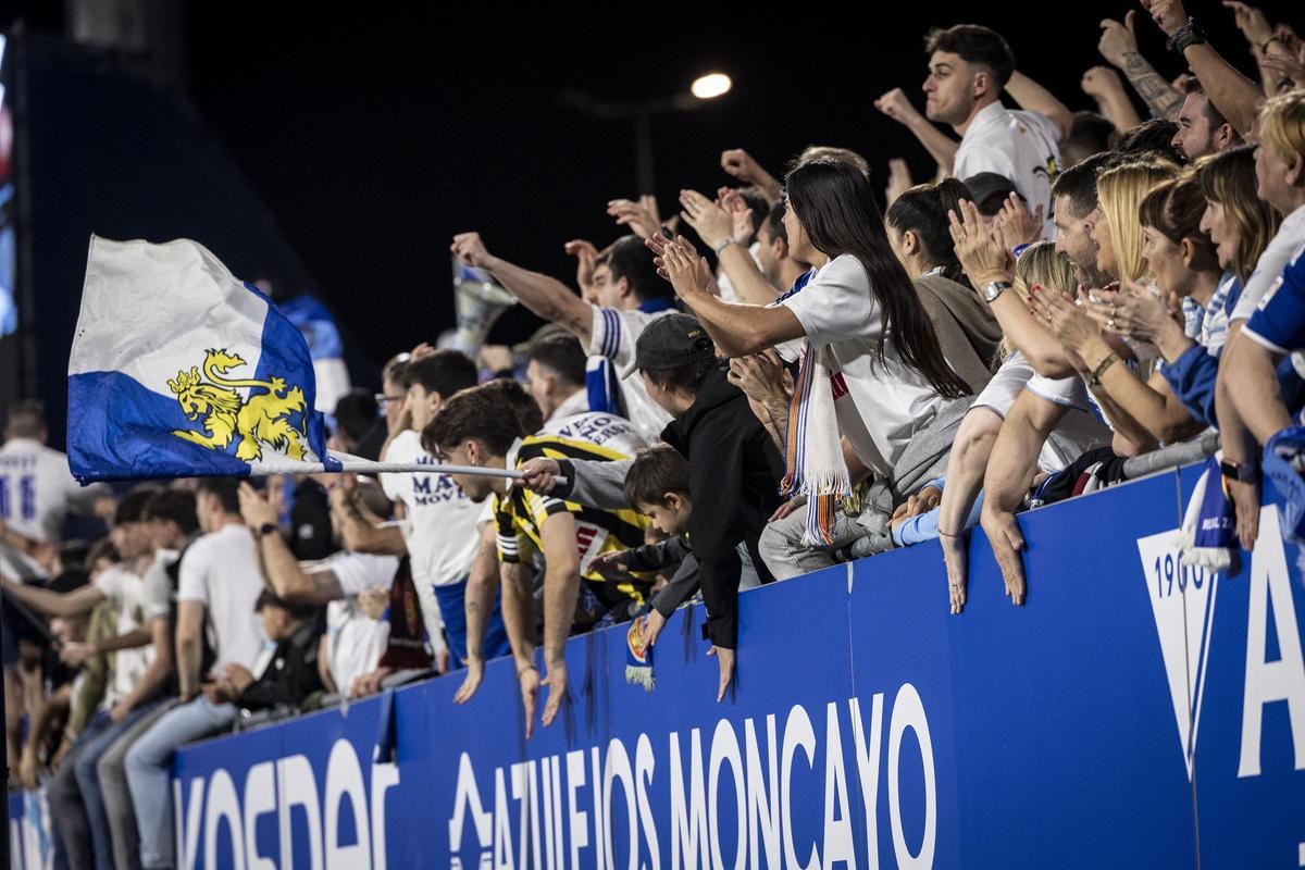 Aficionados zaragocistas animan a su equipo en el Ibercaja Estadio.