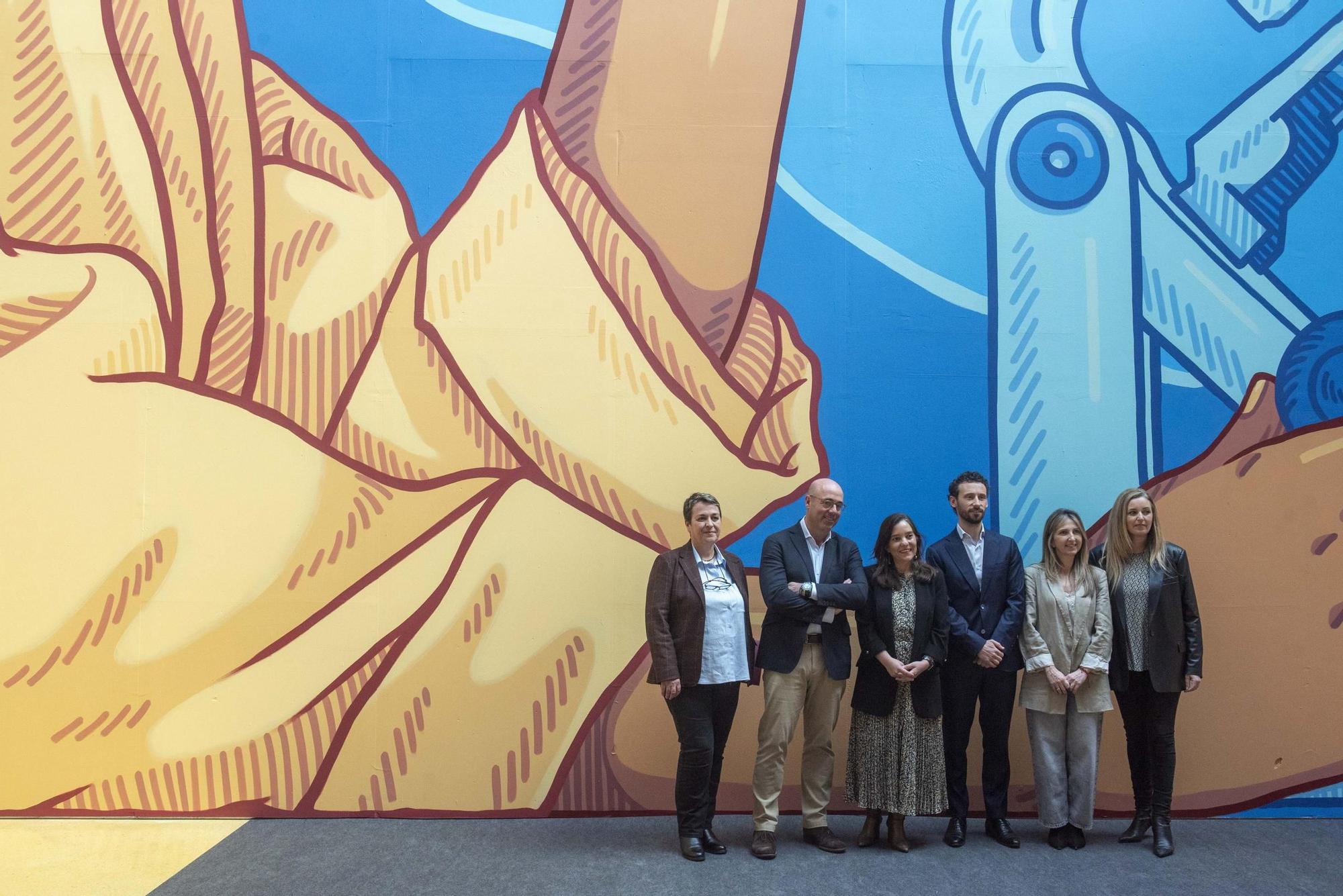 Un mural de Lidia Cao rinde homenaje a las mujeres científicas en Marineda City