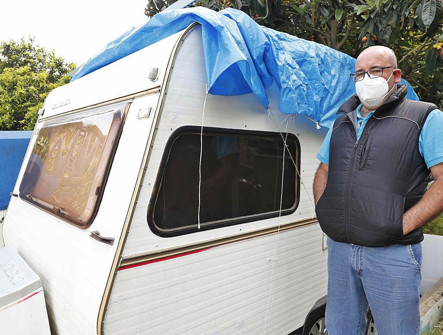 César López Solla posa delante de la caravana donde se aisló