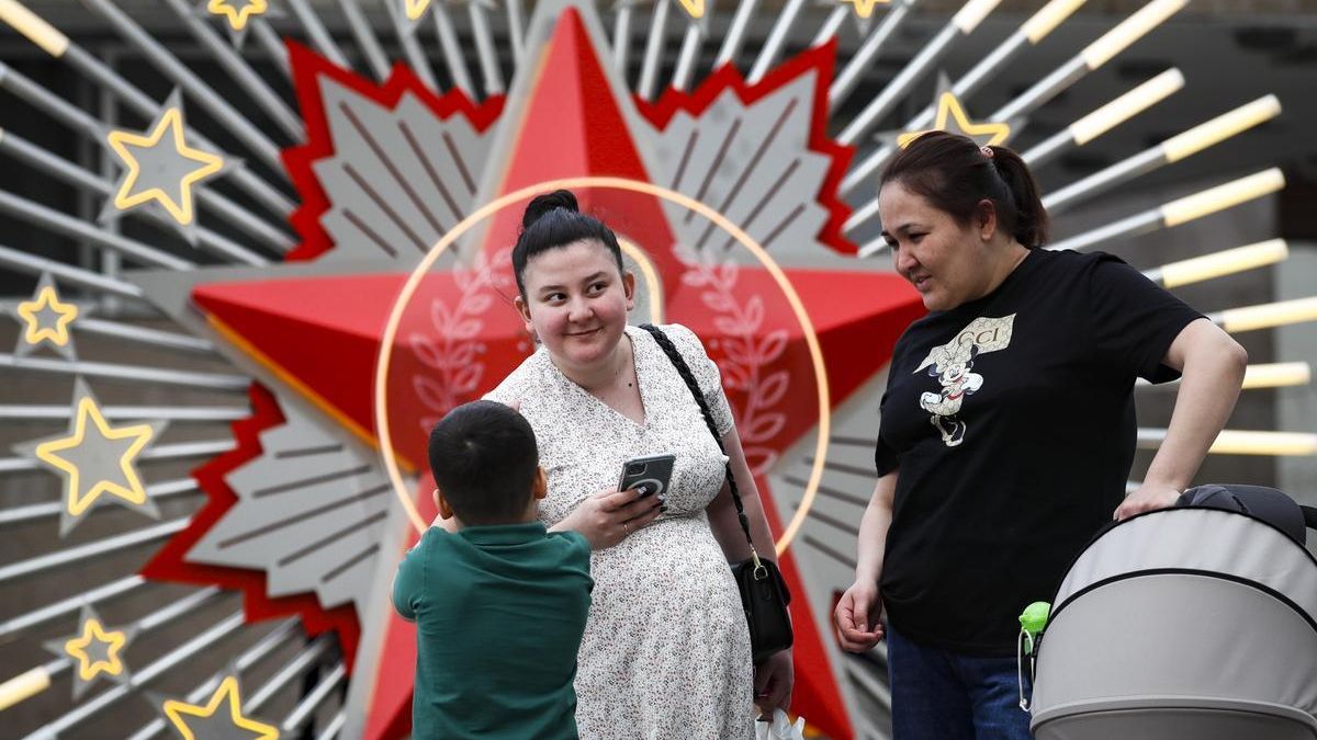 Dos mujeres caminan con sus hijos por una calle de Moscú, el pasado 12 de mayo.