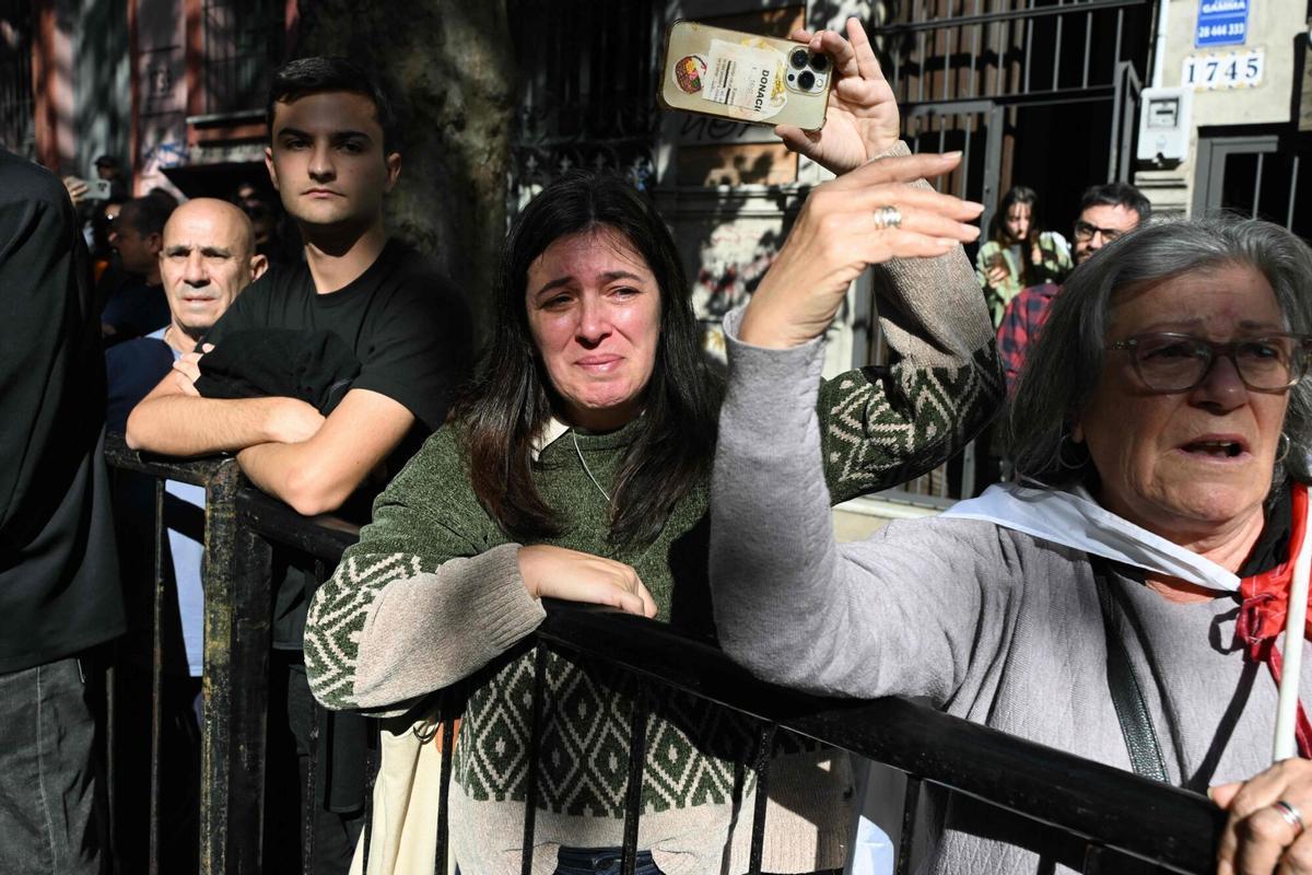 People react while attending the funeral cortege of Uruguays former President Jose Pepe Mujica in downtown Montevideo, on May 14, 2025, a day after his death. Mujica, an ex-guerrilla fighter and hero of the Latin American left, died on May 13, 2025 at the age of 89. The humble leader -- who once spent a dozen years behind bars for revolutionary activity -- lost his battle against cancer after announcing in January the disease had spread and he would stop treatment. (Photo by Eitan ABRAMOVICH / AFP)