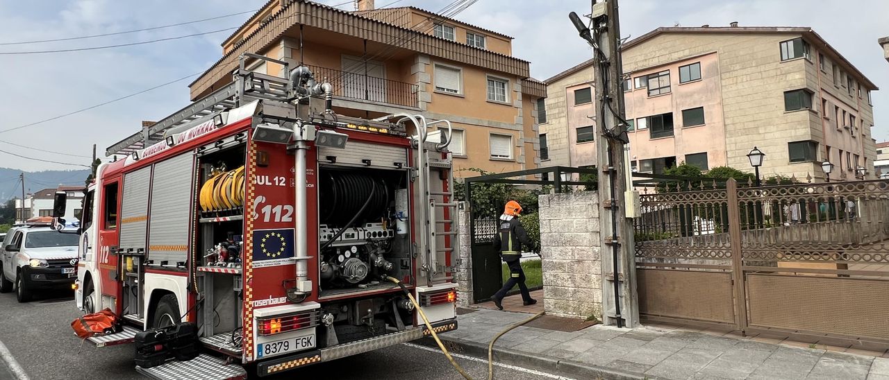Bomberos y otros equipos de emergencias, ayer en Canabés. | // S.Á.