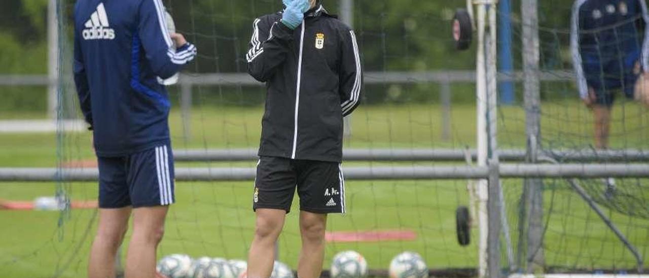 Alberto Martínez, con mascarilla, durante el entrenamiento del sábado en El Requexón.