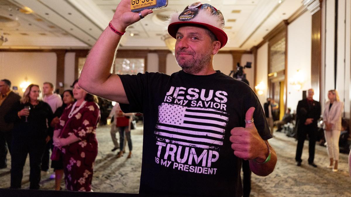 Un simpatizante republicano con una camiseta en la que se lee &quot;Jesús es mi salvador; Trump es mi presidente&quot;