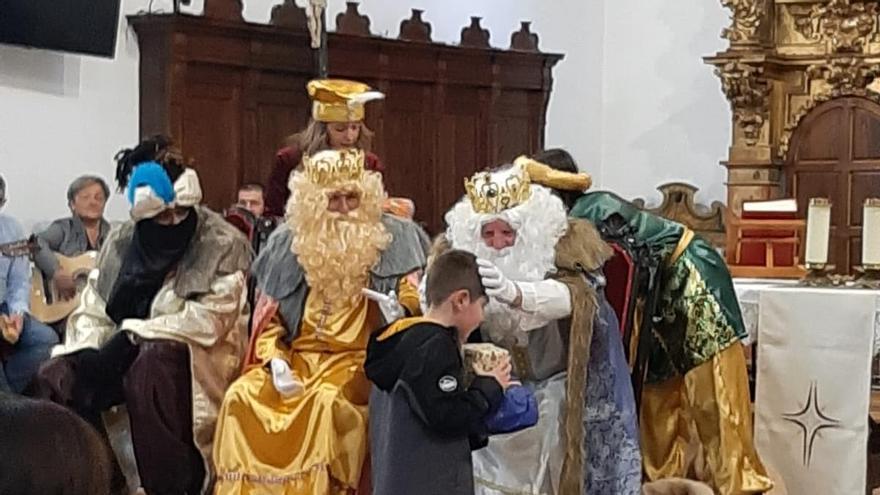 Los Reyes Magos entregan regalos a los niños en la iglesia de San Lázaro