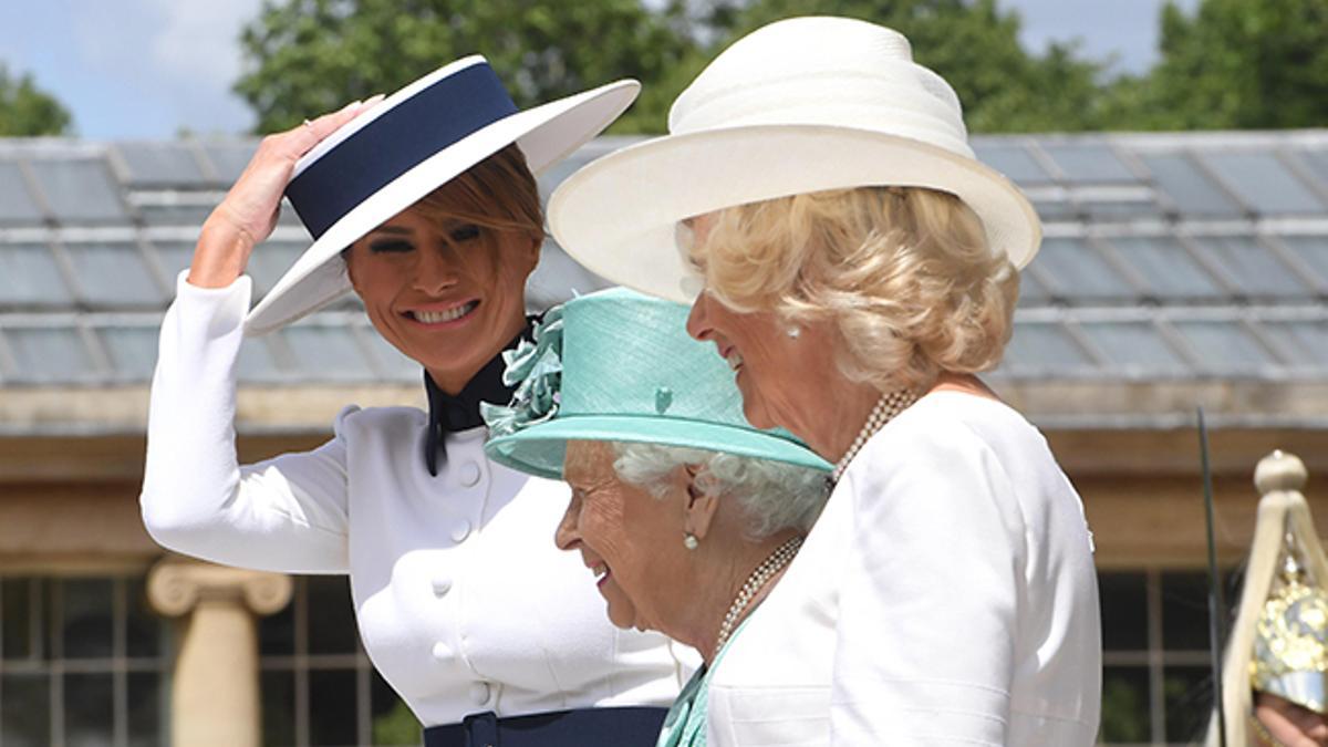 Melania Trump junto a la reina Isabel II y a la duquesa de Cornualles