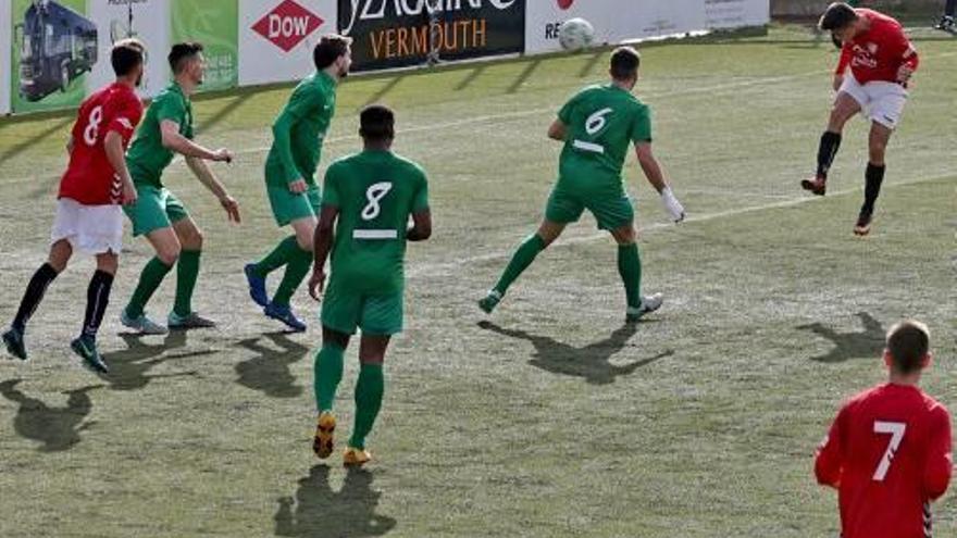 Una acció del partit d&#039;ahir entre La Pobla i La Jonquera.