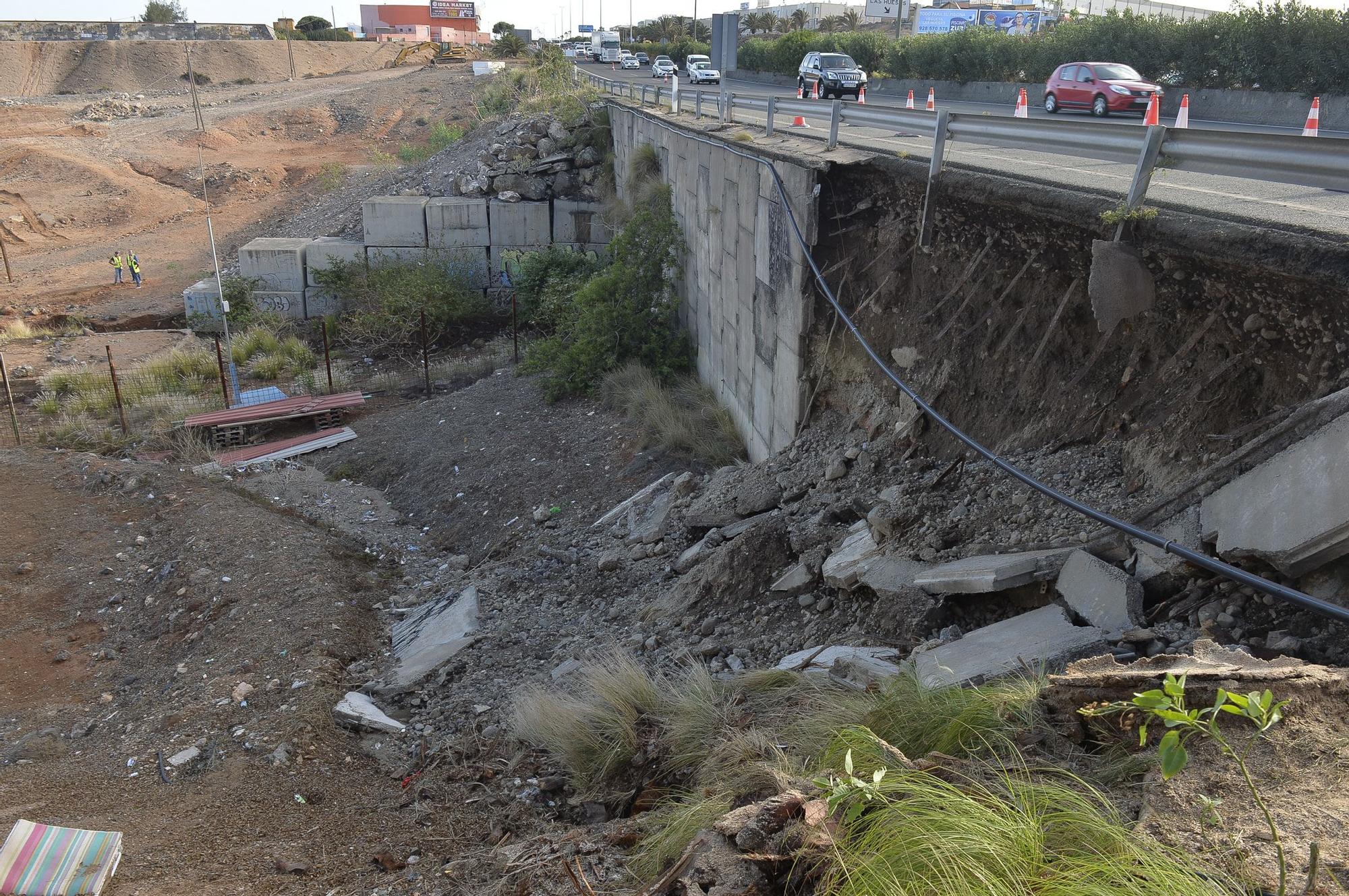 Derrumbe de un muro en la autopista