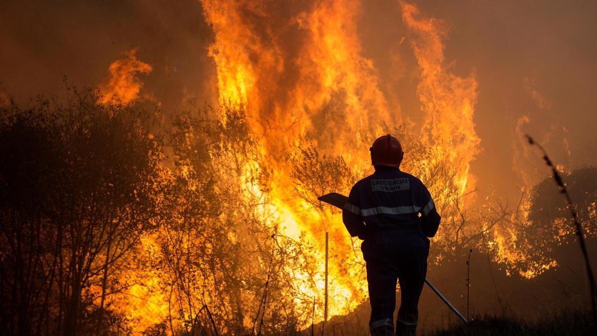 Imagen de archivo de un incendio en Ourense.