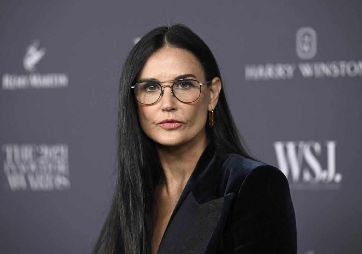 Demi Moore, con gafas y blazer negro en los Premios WSJ Magazine Innovator 2021