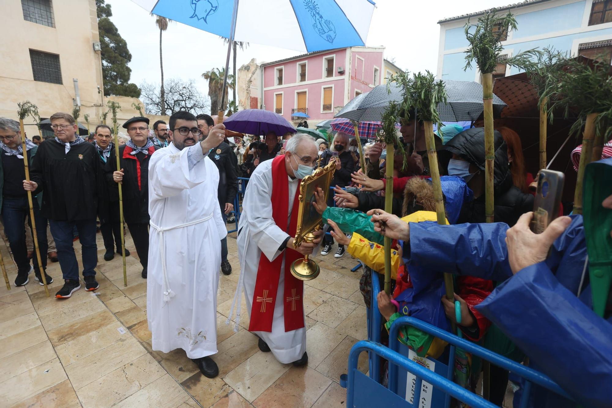 Miles de alicantinos acompañan a la Santa Faz en su peregrinación pese a la lluvia