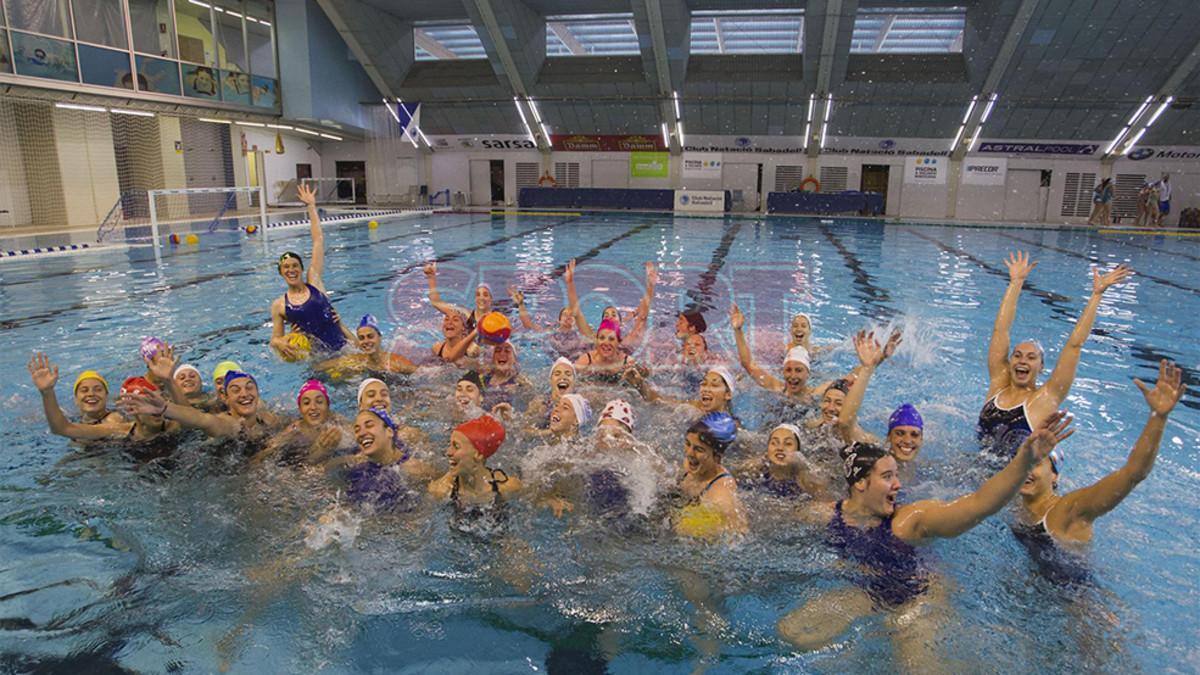 Las futbolistas del Barça se divirtieron en su visita a las waterpolistas del CN Sabadell