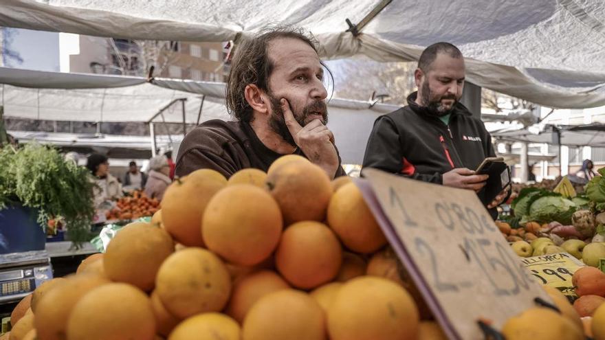 Los últimos payeses en los mercados municipales de Palma: «Es muy esclavo y no tenemos relevo»