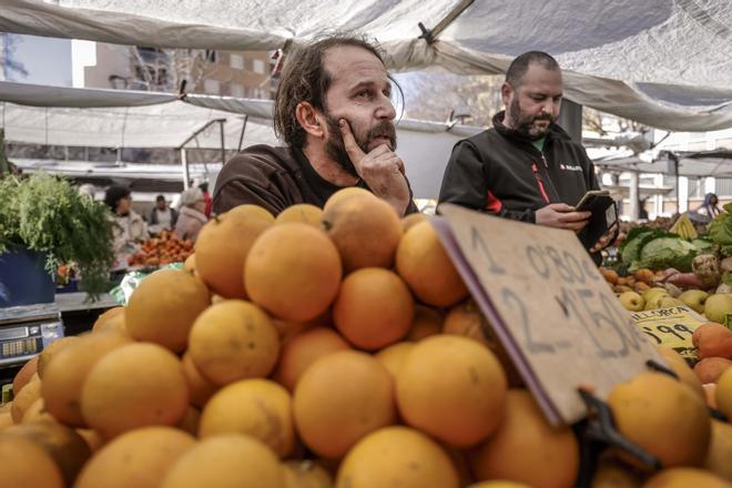 VÍDEO | Payeses del Mercat de Pere Garau: "No encuentras a nadie que quiera trabajar. Me levanto a las 4 de la mañana y no llego a casa hasta las 5 de la tarde"