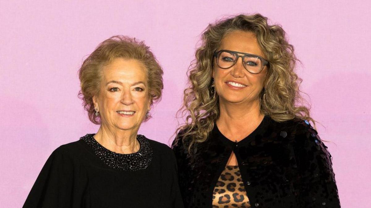 A l’esquerra, la vicepresidenta de Prensa Ibérica, Arantza Sarasola, entregant el premi a Maite Casademunt, directora creativa de Lola Casademunt, a la Gala Woman.