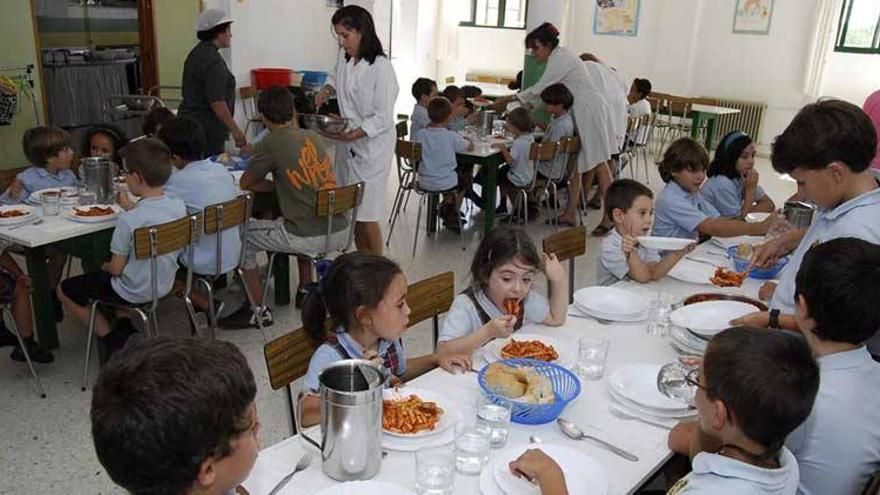 Más de 8.000 niños con pocos recursos comen cada día en los colegios públicos