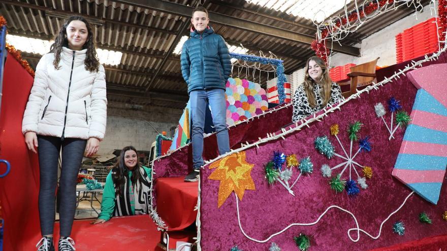 Varios miembros de la Asociación Reis Mags preparan las carrozas en las que los Reyes recorrerán las parroquias de la isla.