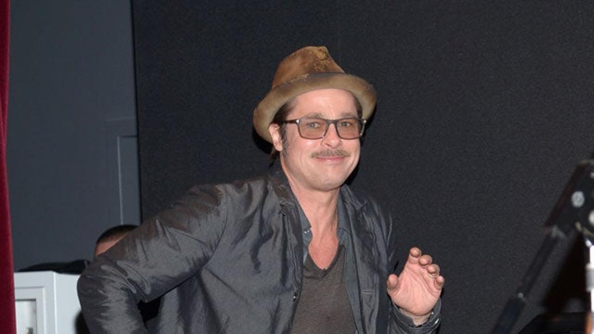Brad Pitt subiendo de sorpresa al escenario