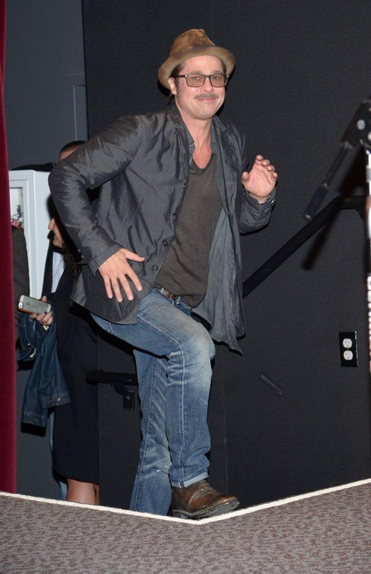 Brad Pitt subiendo de sorpresa al escenario