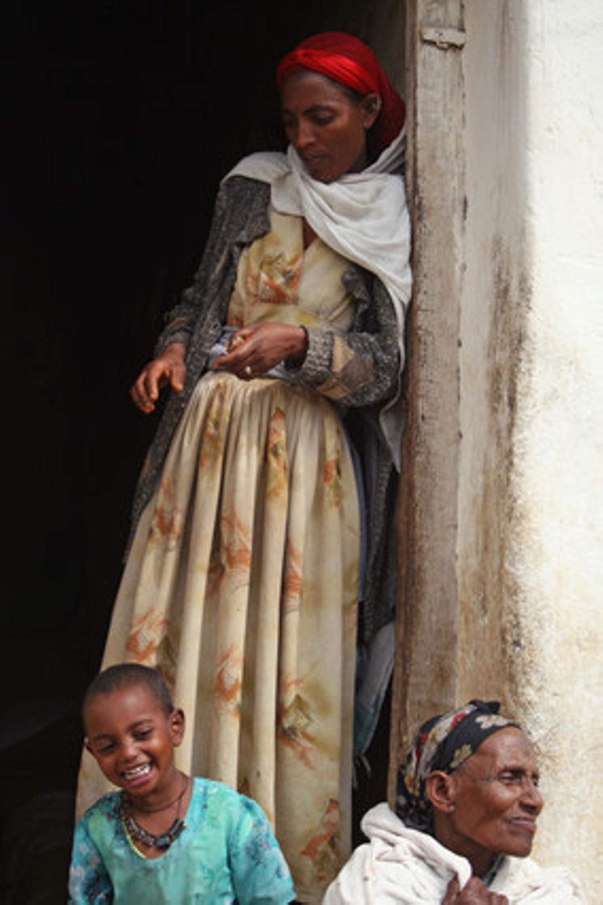 Una familia, en la puerta de su casa de Tigray.