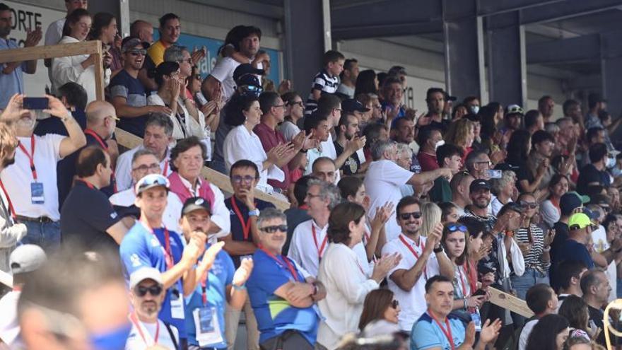 Lleno en el CGTD. Las opciones de victoria españolas motivaron al público que llenó las gradas del Centro Galego de Tecnificación Deportiva y varios puntos clave de la carrera como el Puente de los Tirantes o la Peregrina.