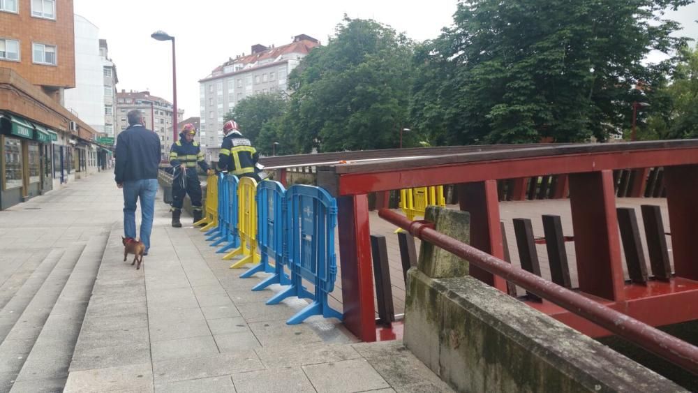 Parece que el conductor lleva poco tiempo en la ciudad y desconocía que el puente no tiene salida rodada - Es el segundo suceso de estas características en menos de un mes