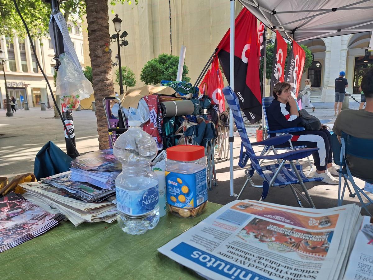 Acampada de las trabajadoras del SAD frente al Ayuntamiento de Sevilla