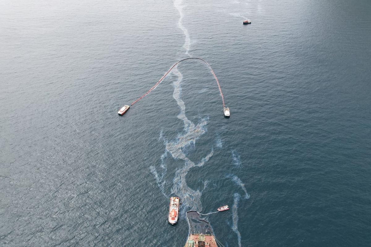 Restos del fuel que ha vertido el buque OS35 en Gibraltar.